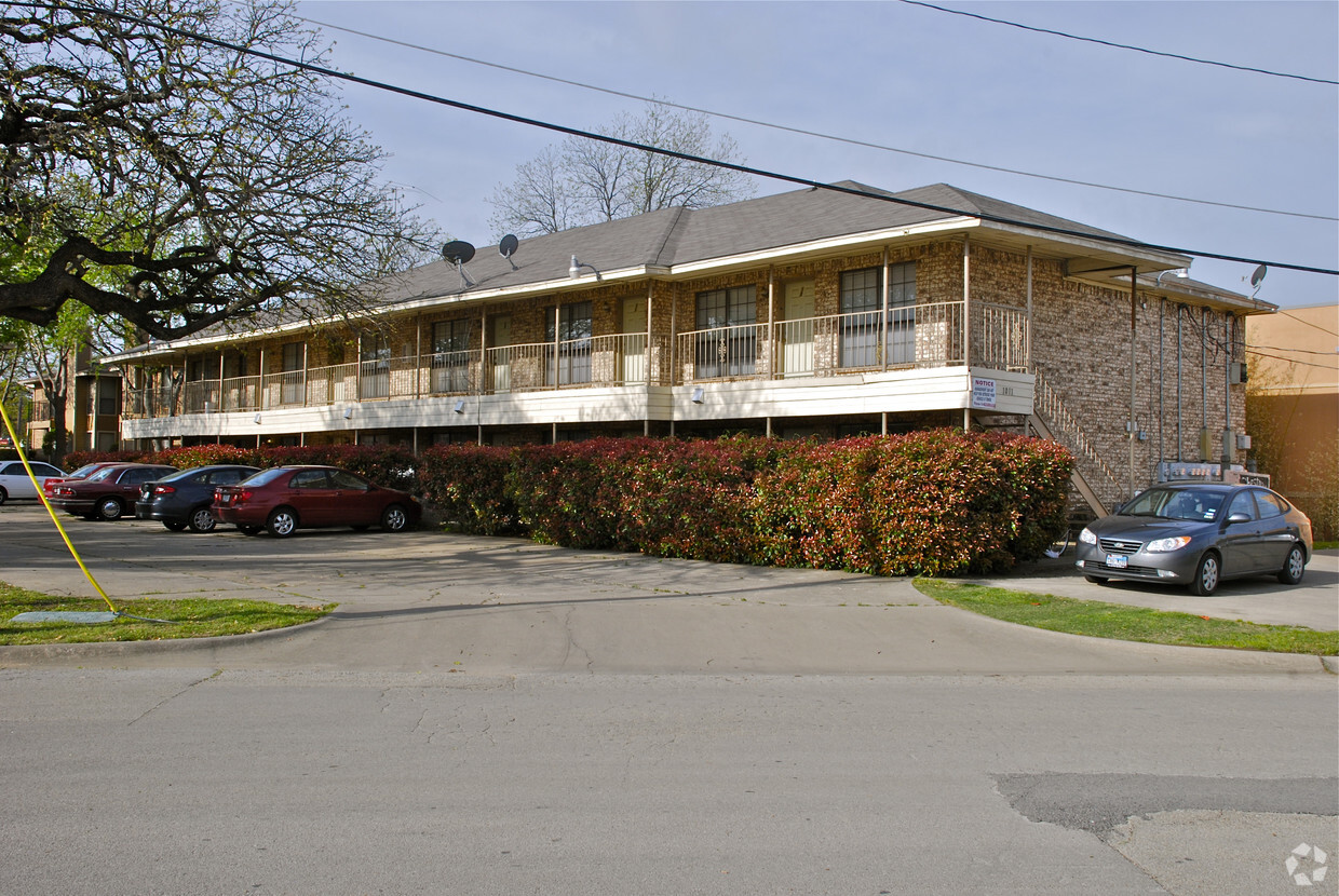 Primary Photo - Chestnut Oaks Apartments