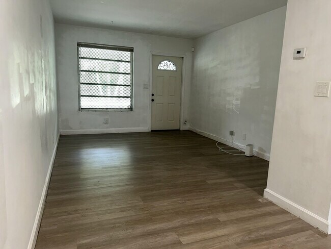 Building Photo - 425 SW 18th Ave