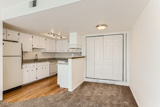 Building Photo - 17050 E Ford Dr
