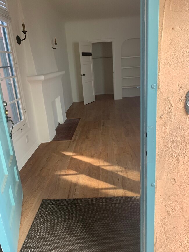Spacious living rm - view 1 - 455 S Palm Dr