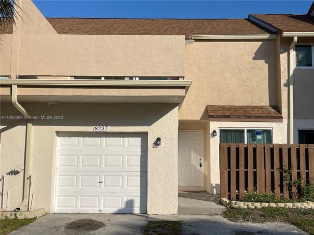 Foto principal - 8237 NW 8th Ct