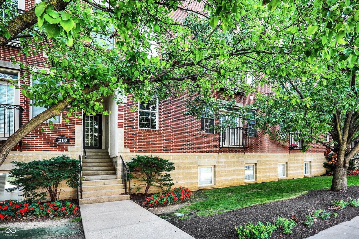 Foto principal - 219 N New Jersey St