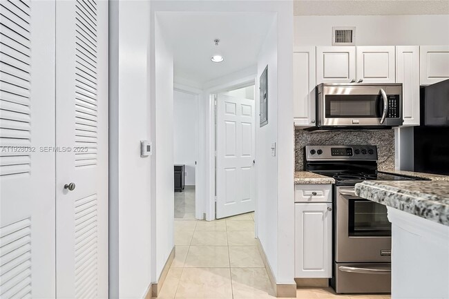 Foto del edificio - 17150 N Bay Rd