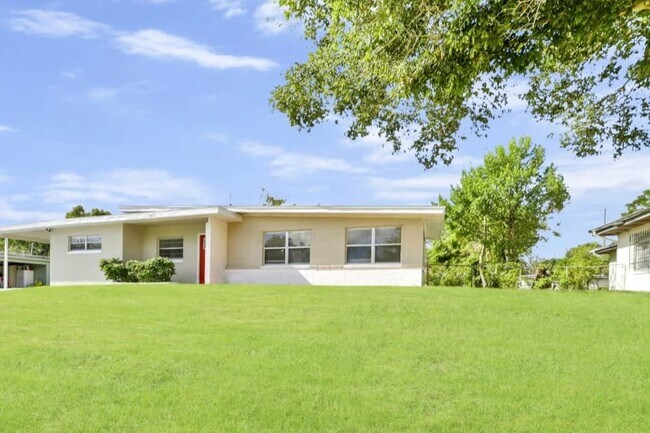 Building Photo - 2412 Martinwood Dr