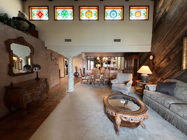Building Photo - FURNISHED 3 BEDROOM HOME IN TOWN WITH POOL...