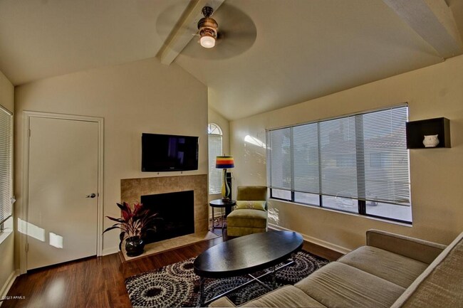 Foto del edificio - 1BR Condo with garage, Shea/96th, $1250