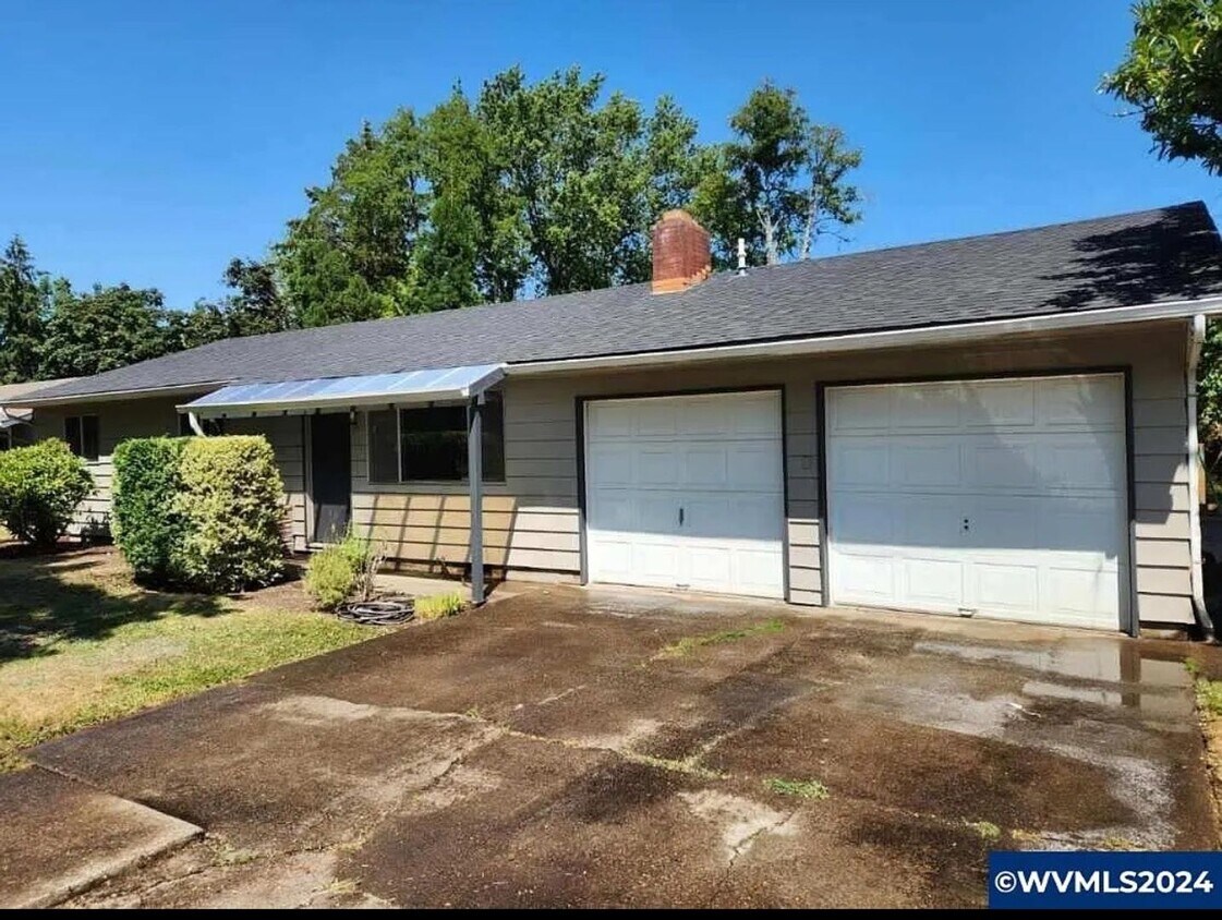 Foto principal - One level 3 bedroom and 1.5 bath House Loc...