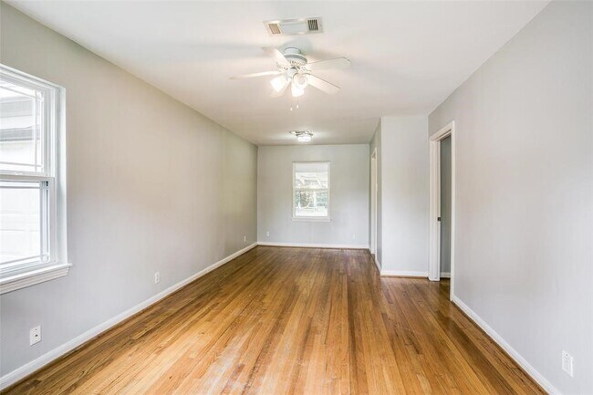 Foto del edificio - 8206 Montridge Dr