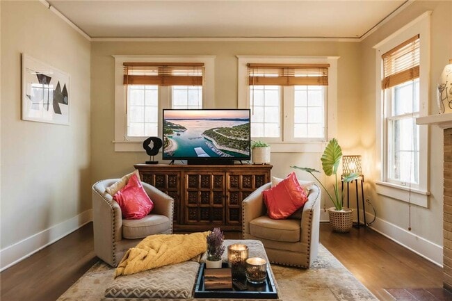 Foto del edificio - 8 Bed 4 Bath WEST CAMPUS