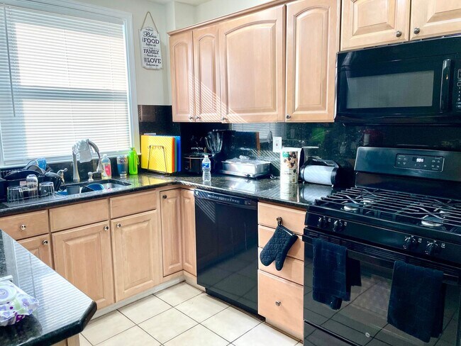 Foto del edificio - Luxurious 3-Bedroom Townhome in Sharon Hil...