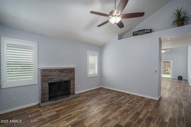 Foto del edificio - 6820 S Roosevelt St