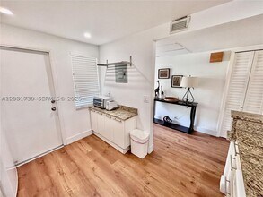 Building Photo - 3051 S Palm Aire Dr