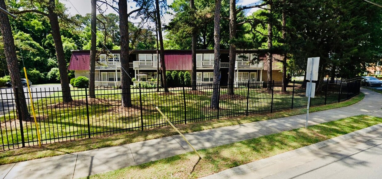 McAlway Chateau Apartments - 831 McAlway Rd