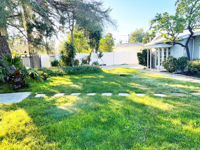 Patio delantero - 15341 Cohasset St