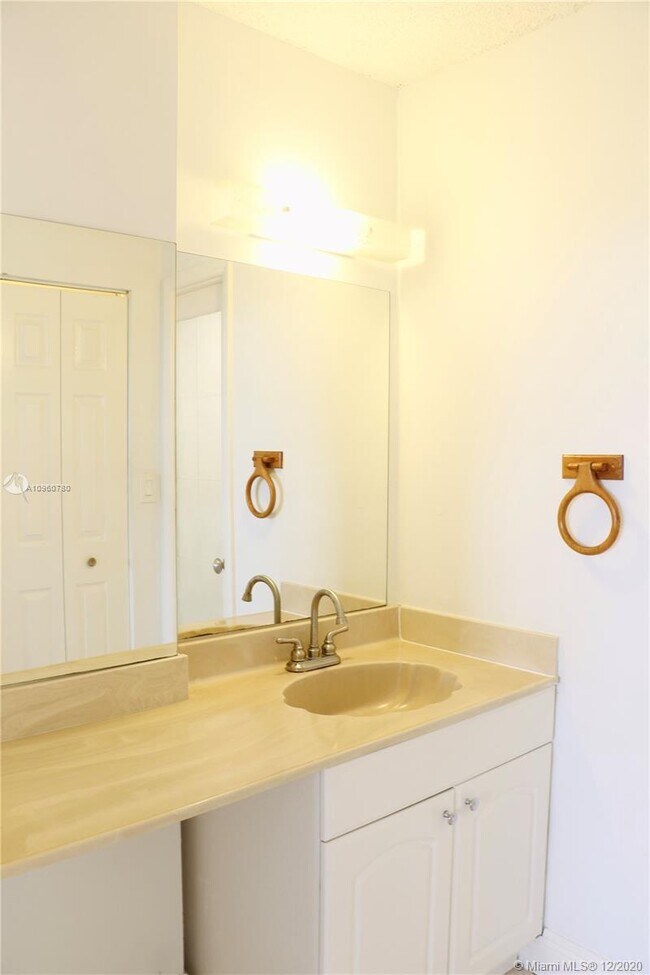 Foto del edificio - 6900 Bay Dr