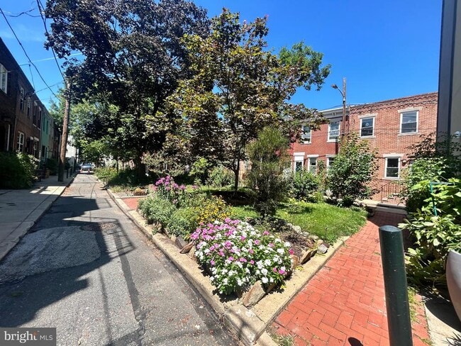 Building Photo - 708 Medina St