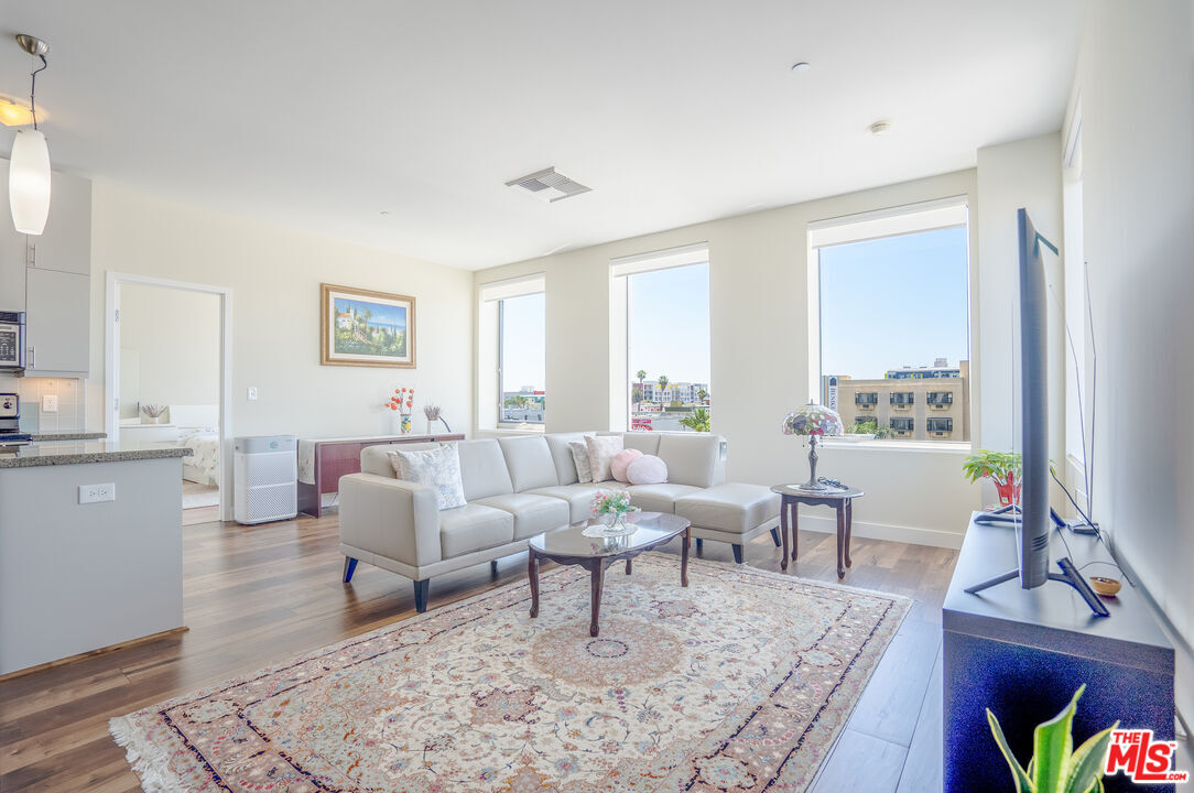 Foto principal - 3810 Wilshire Blvd