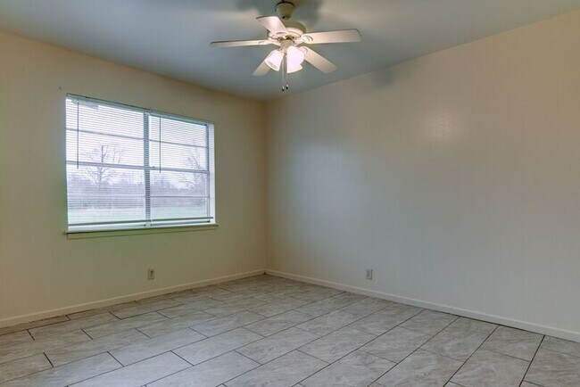 Building Photo - 2401 Brookridge Dr