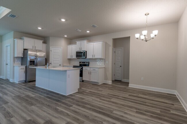 Foto del edificio - 4-bedroom, 2-bath home in the sought-after...