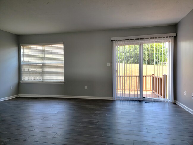 Foto del edificio - 176 Knollwood Rd