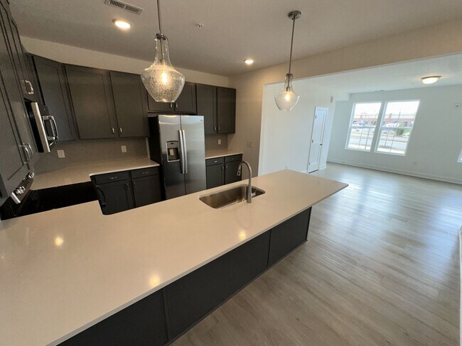 Building Photo - New and Amazing Townhome-style Condo!