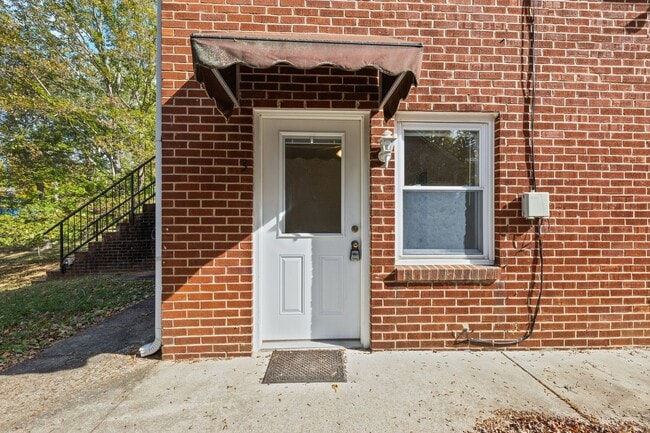 Building Photo - 521 Hawkins Rd