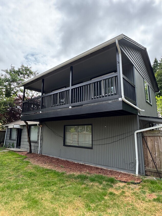 Foto principal - Spacious Two Story (2BR/1BA) Home with Lar...