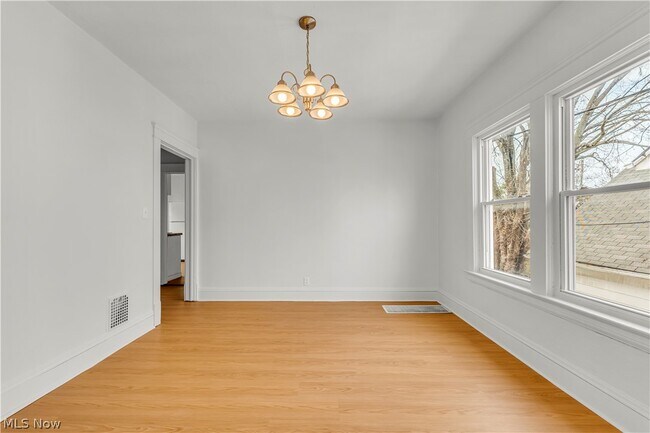 Foto del edificio - 8906 Jeffries Ave