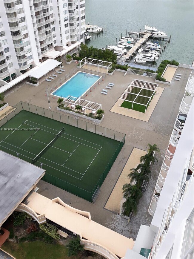 Foto del edificio - 18031 Biscayne Blvd