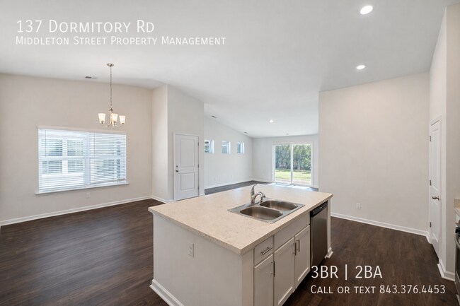 Foto del edificio - 137 Dormitory Rd