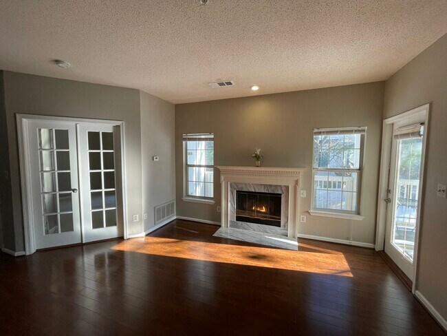 Foto del edificio - 1701 Lake Shore Crest Dr