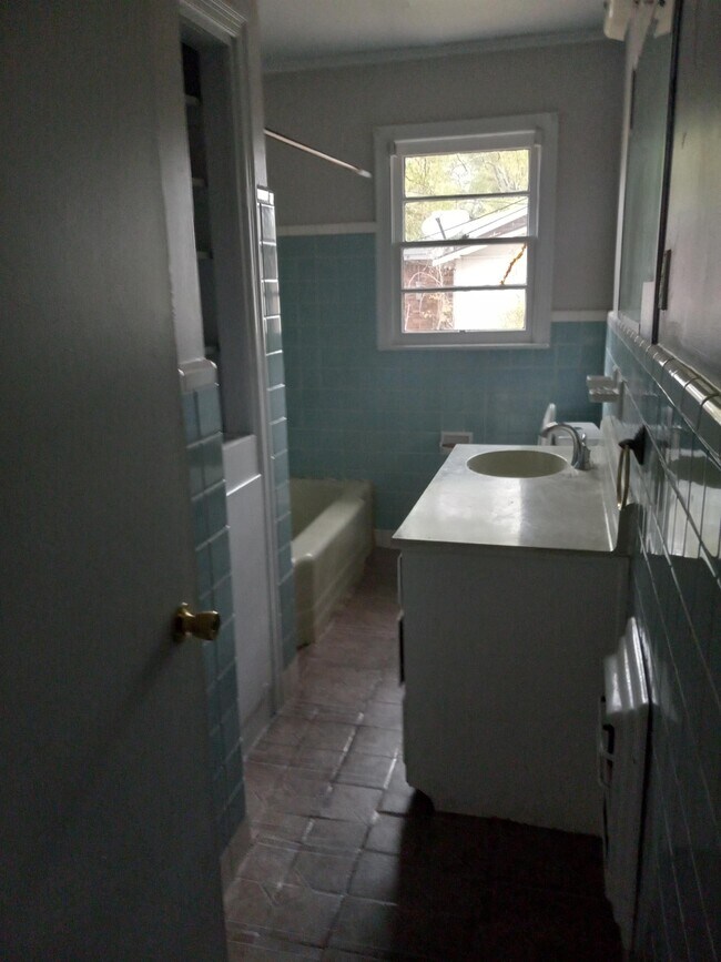 Building Photo - 403 W 35th Ave