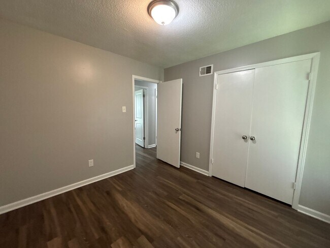 Foto del edificio - 5095 Corkwood Dr