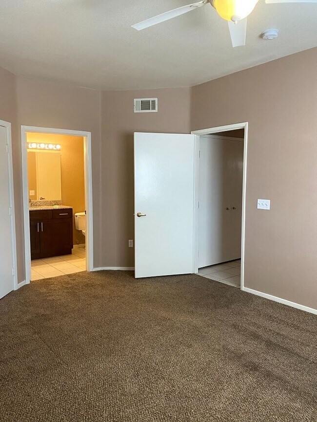 Building Photo - Ready to Move In - Ground Floor