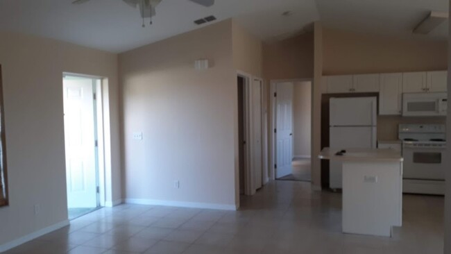 Foto del edificio - Nice  3 bedroom 2 bathroom off Gator Circle