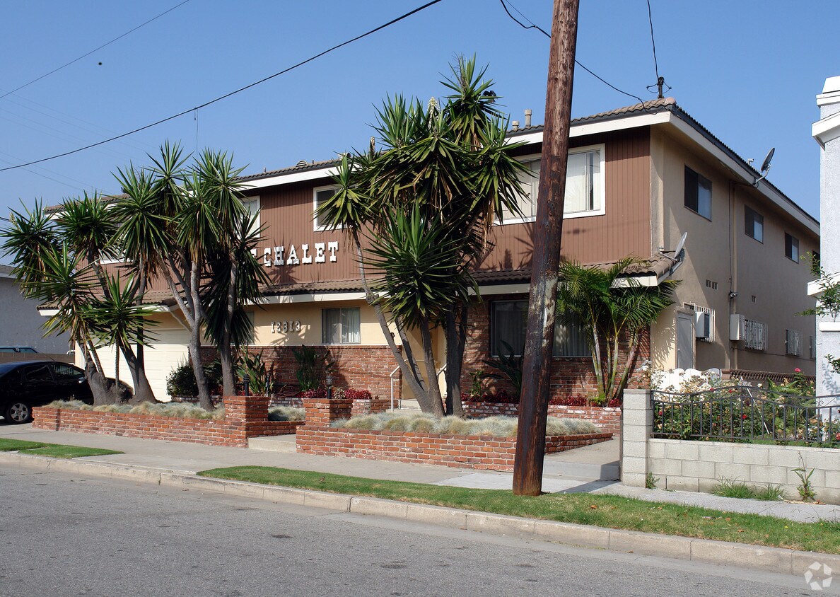 Building Photo - Le Chalet Apts.
