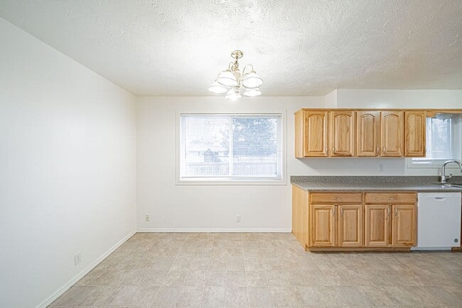 Foto del edificio - Spacious and recently updated, this 6-bedroom, 3-bathroom home in Ammon