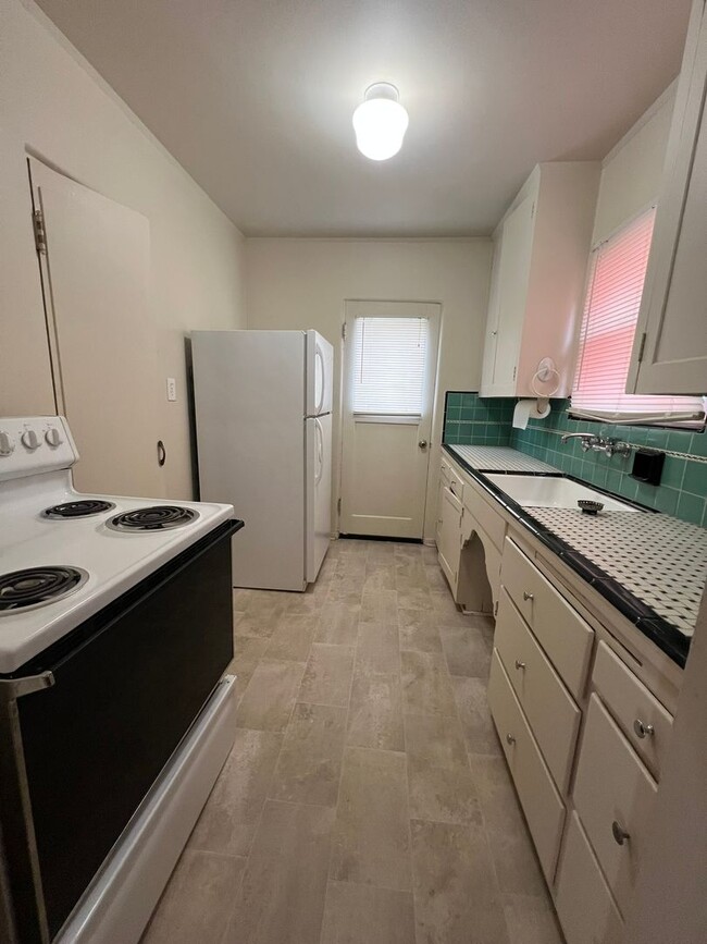 Building Photo - 1 Bedroom, 1 Bathroom Apartment - Close to...