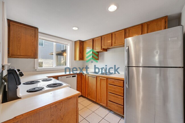 Foto del edificio - "Charming 2-Bed Retreat in Seattle's Heart – Cozy 840 Sq Ft Haven on 14th Ave West!"