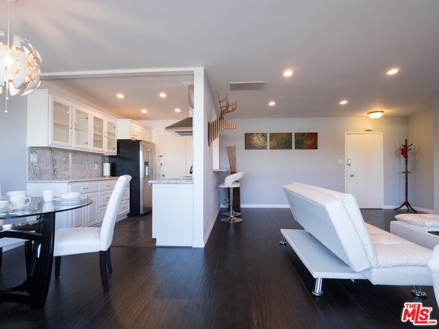 Foto del edificio - 248 S Doheny Dr