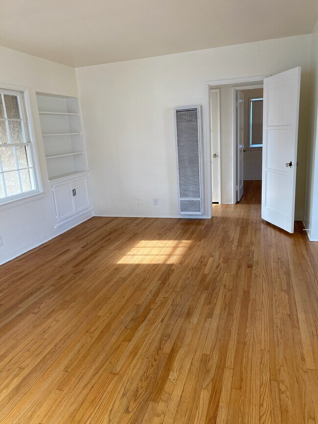 Sala de estar: espacio para un sofá de tamaño completo y algo más - 4557 Alumni Ave