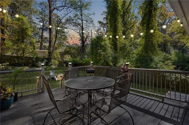 Foto del edificio - 1290 Glen Forest Way