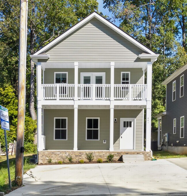 Building Photo - Close to Downtown! Home with 3 Bedrooms an...