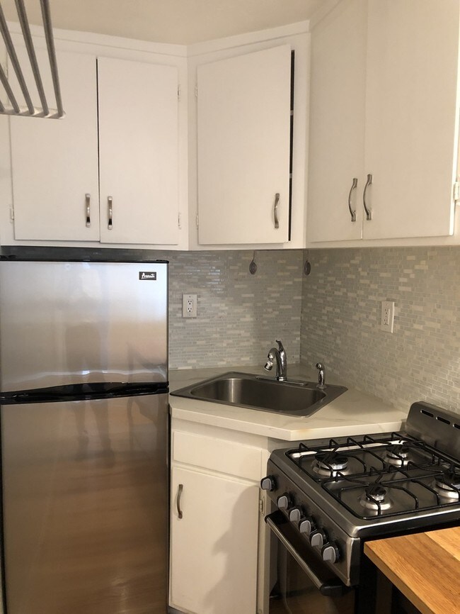 Foto del edificio - AVAILABLE NOW 1 BD 1 BR Unit