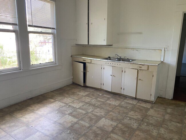 Building Photo - Highland Duplex