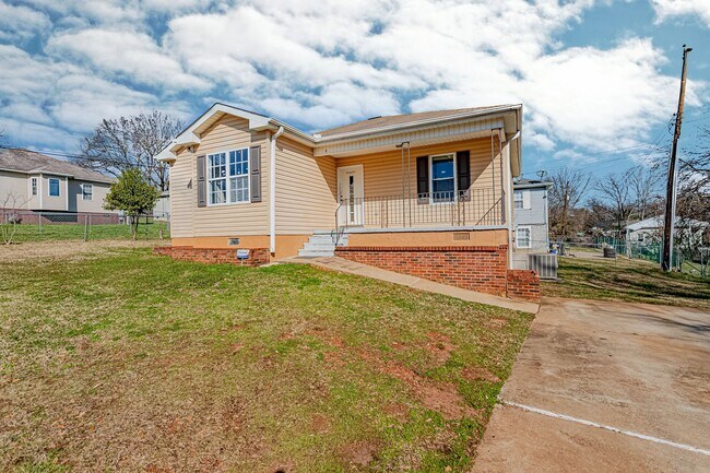 Building Photo - Price Improvement! Great 3 Bedroom 2 Bathr...