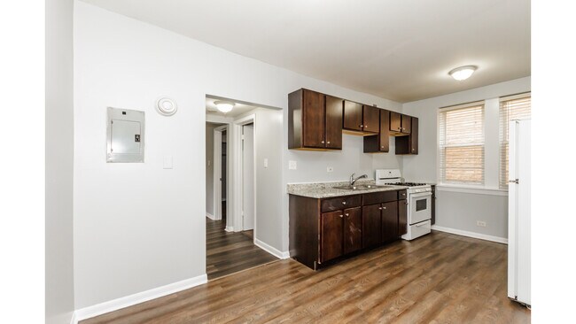 Foto del edificio - 2404 N Kilbourn Ave