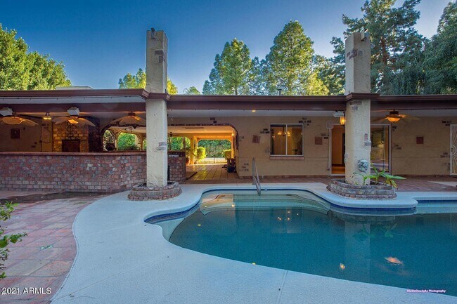 Building Photo - 3844 E Vineyard Rd