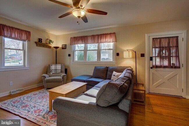 Building Photo - 3 br, 1 bath House - 1905 Barton Dr