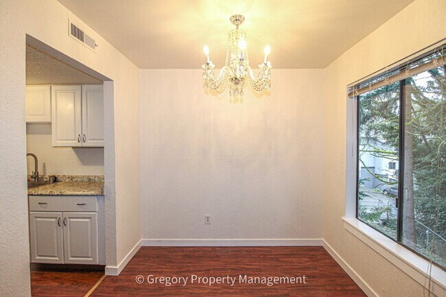 Foto del edificio - Excellent value in this updated 2 bedroom condo. Easy walk to Juanita beach waterfront park and t...